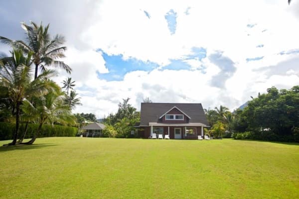 Bajo un techo de dos aguas está el porche cubierto, perfecto para gozar de la puesta de sol sobre la costa de Na Pali.