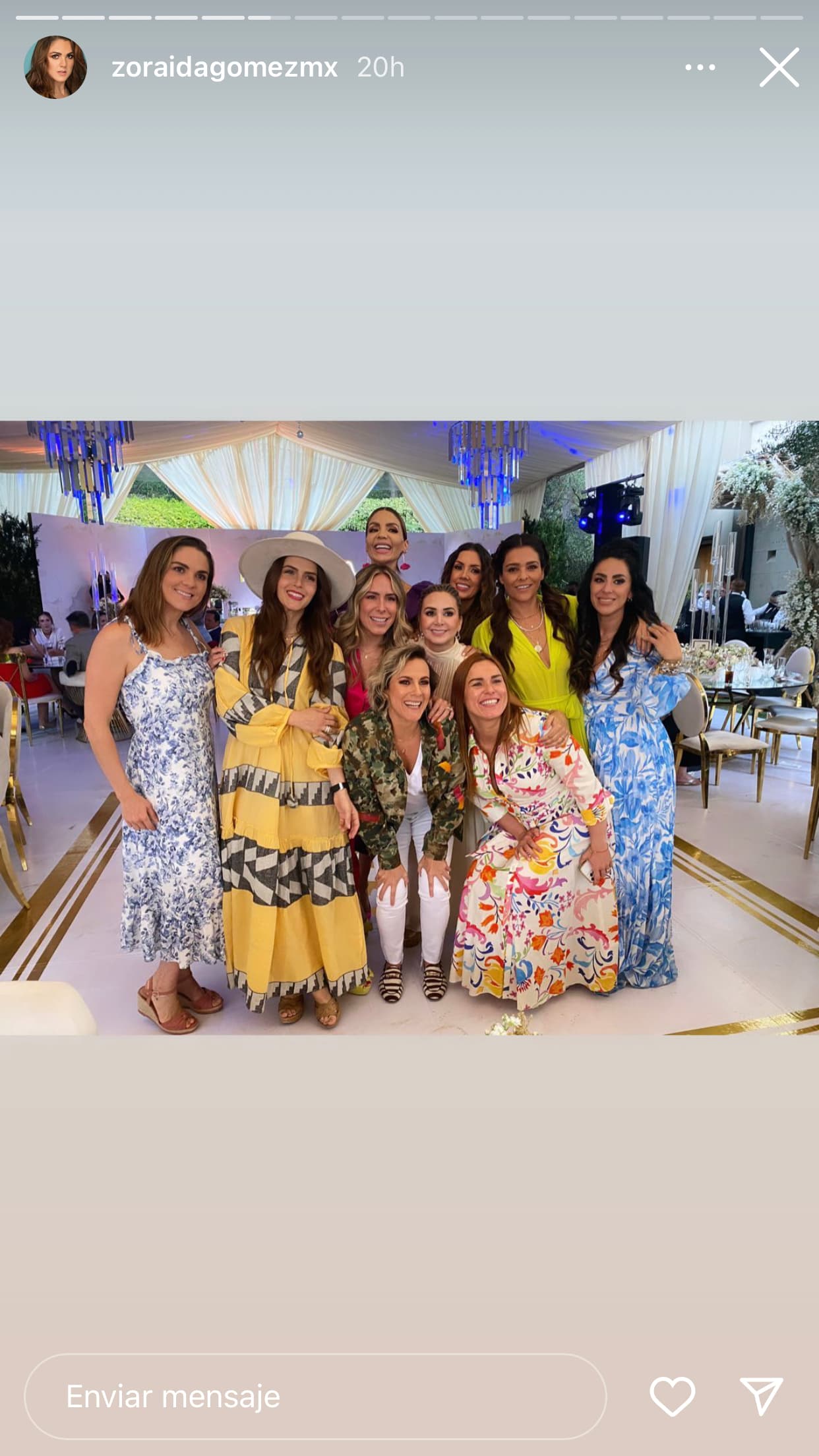 Florencia inmortalizó el momento junto a sus amigas con una fotografía grupal en donde se ve a Heydee Hofmann, Gloria Sierra, Zoraida Gómez, Claudia Álvarez, Grettell Valdez y Regina Rojas.