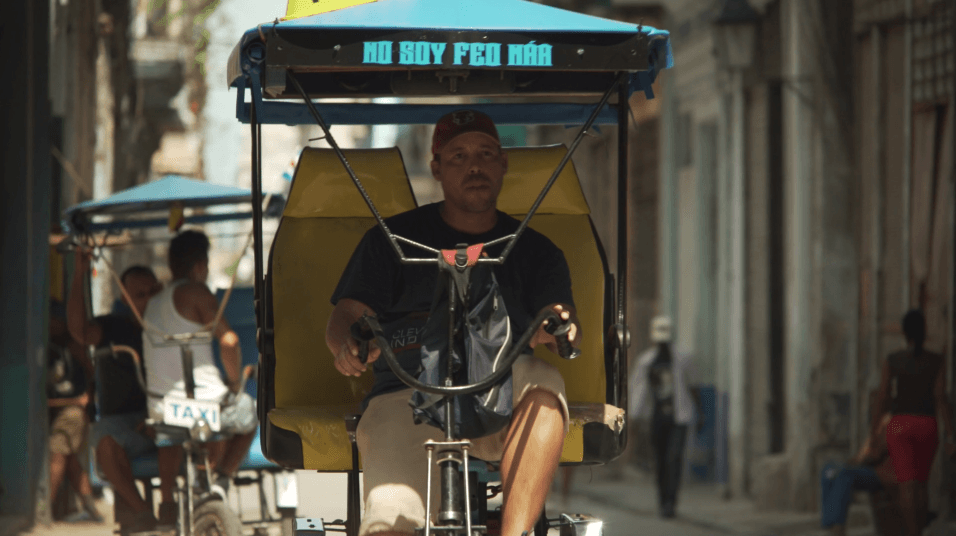 "Pensamos que llegarían rápidamente y hasta ahora no hemos visto ningún cambio", afirma Yosel Betancourt, un conductor de bicitaxi de 37 años,