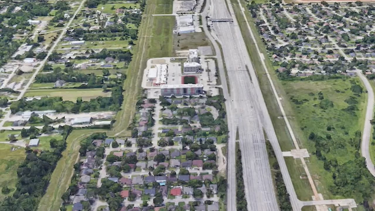 Los hechos ocurrieron el miércoles 19 de enero en la cuadra 
<b><a href="https://www.google.com/maps/place/Holiday+Inn+NW+Houston+Beltway+8,+an+IHG+Hotel/@29.9360767,-95.4825519,15z/data=!4m2!3m1!1s0x0:0xd5130357b811c2b6?sa=X&ved=2ahUKEwj47umE7MP1AhXJk2oFHXESBj4Q_BJ6BAgoEAU" target="_blank">2700 de North Sam Houston Parkway W</a></b>.