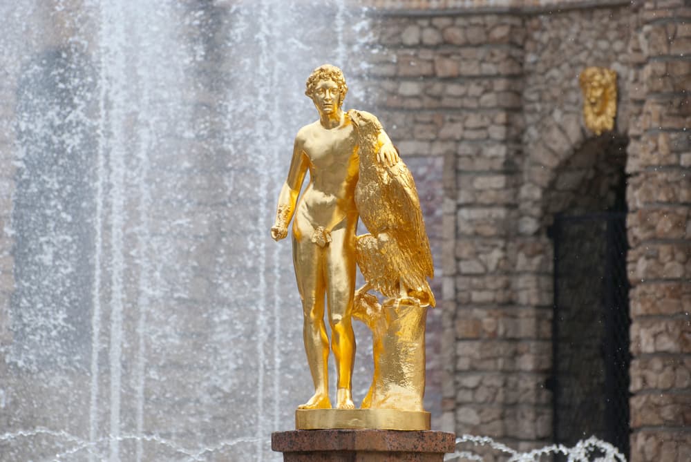 Por eso usualmente en las artes se le representa a Ganímedes como un bello joven, acompañado de un águila que simboliza a Zeus a punto de raptarlo. Aquí vemos una estatua de oro en San Petersburgo, Rusia.