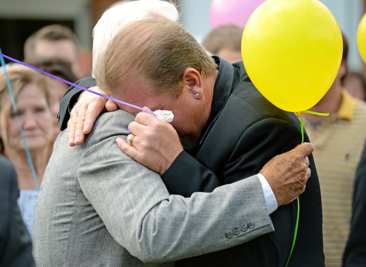 Timothy Jones, Sr., a la derecha, abraza a un simpatizante tras un servicio conmemorativo en Amory, Mississippi, el viernes 12 de septiembre de 2014. La policía afirma que Timothy Ray Jones Jr., de 32 años, asesinó a sus tres hijos y dos hijas, envolvió sus cuerpos en bolsas de basura individuales y condujo durante días por varios estados con sus cuerpos en descomposición antes de abandonarlos en una colina rural de Alabama. Los niños fueron recordados en la Iglesia de Cristo de Amory. Durante el programa se mostró una foto de cada niño sonriendo y se describió lo que les gustaba hacer. (Foto AP/Thomas Graning)