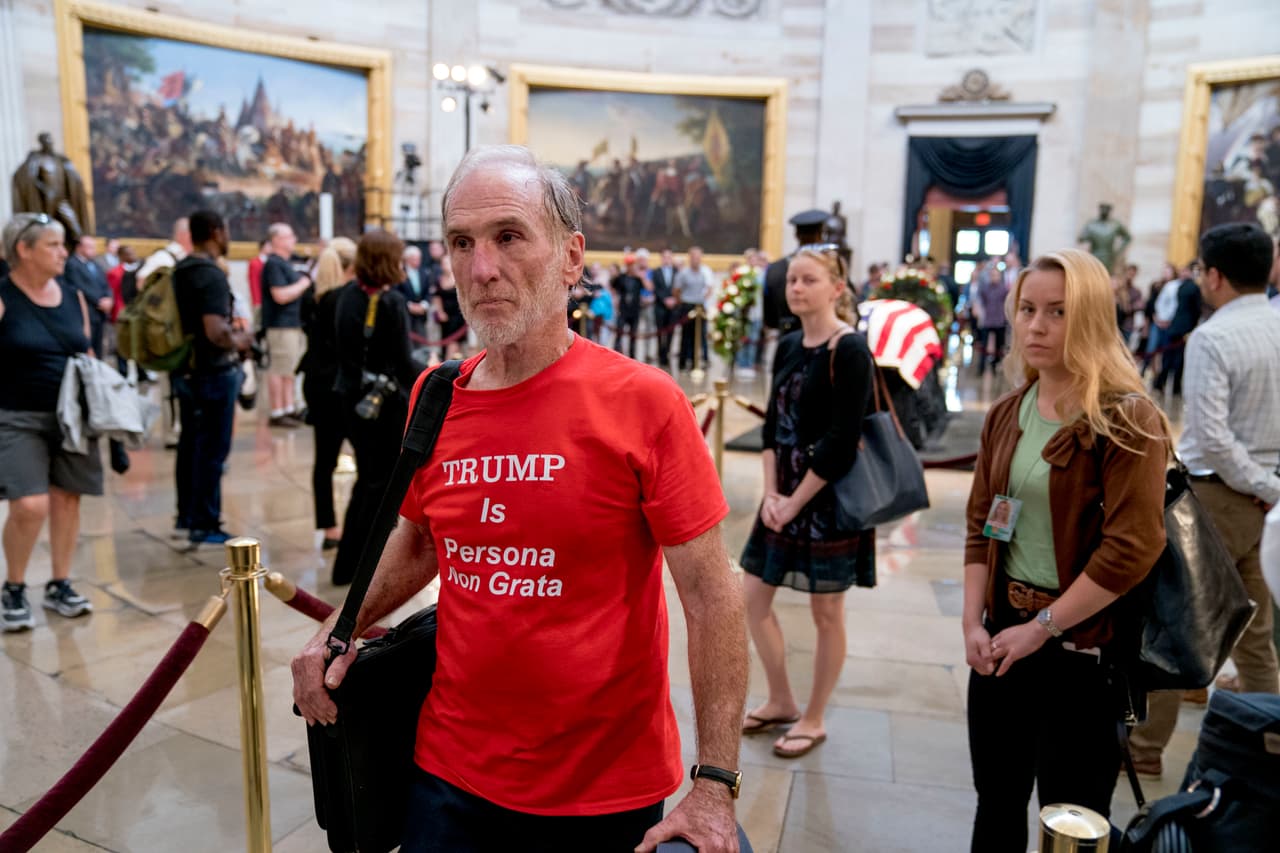 “Donald Trump es persona non grata” se lee en la camiseta de uno de los ciudadanos que entró bajo la cúpula del Capitolio.