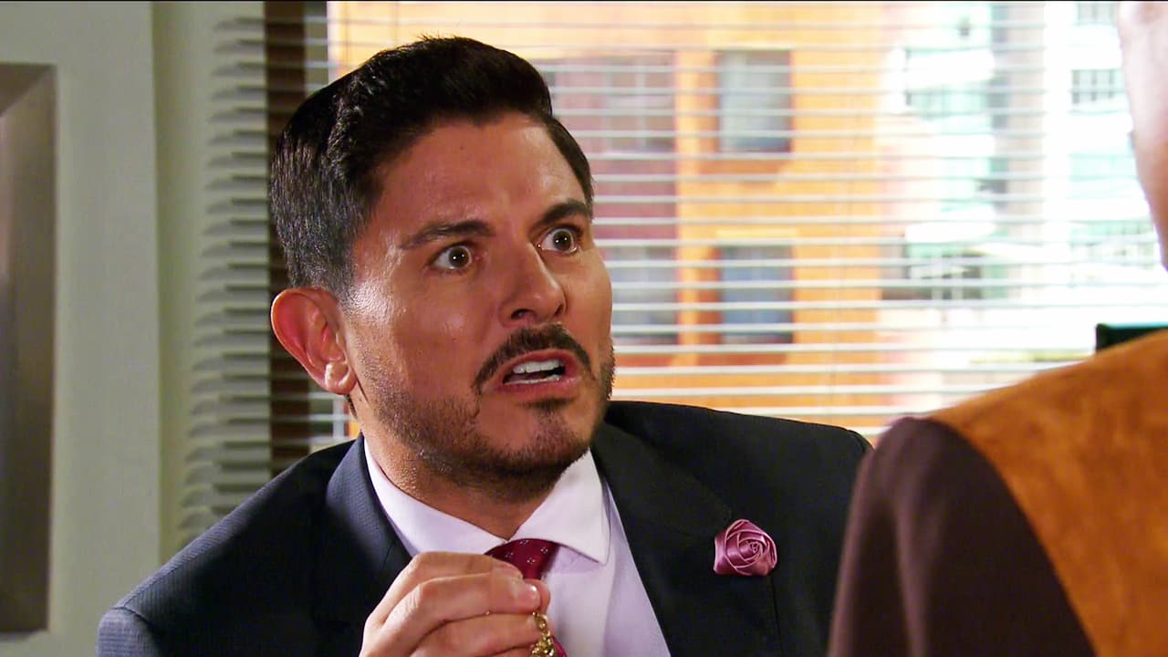 Santiago descubrió un arete de su 'Puchis' en tu oficina.