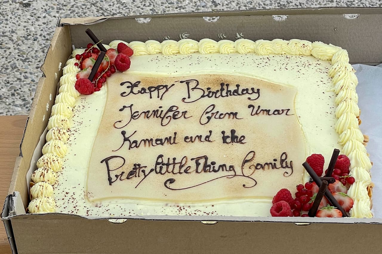 La cantante no solo recibió el amor del actor durante el fin de semana, sino también otros obsequios como este pastel que le hicieron llegar hasta el yate en donde está junto con el actor. 
<br>