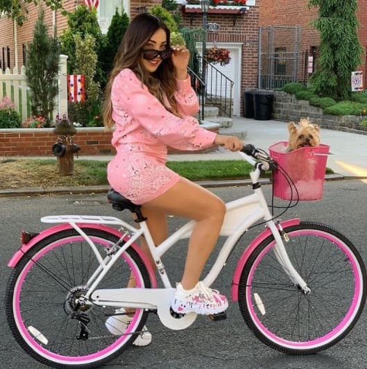 La periodista aprovecha el sol de la presente estación para salir a pasear en bicicleta por el condado, pero acompañada de su perrita Chanel.