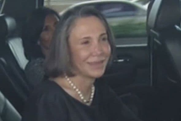 Florinda Meza, quien iba detrás de la carroza fúnebre, bajó la ventana de su camioneta para admirar a los cientos de seguidores que despedían con cariño a su esposo.