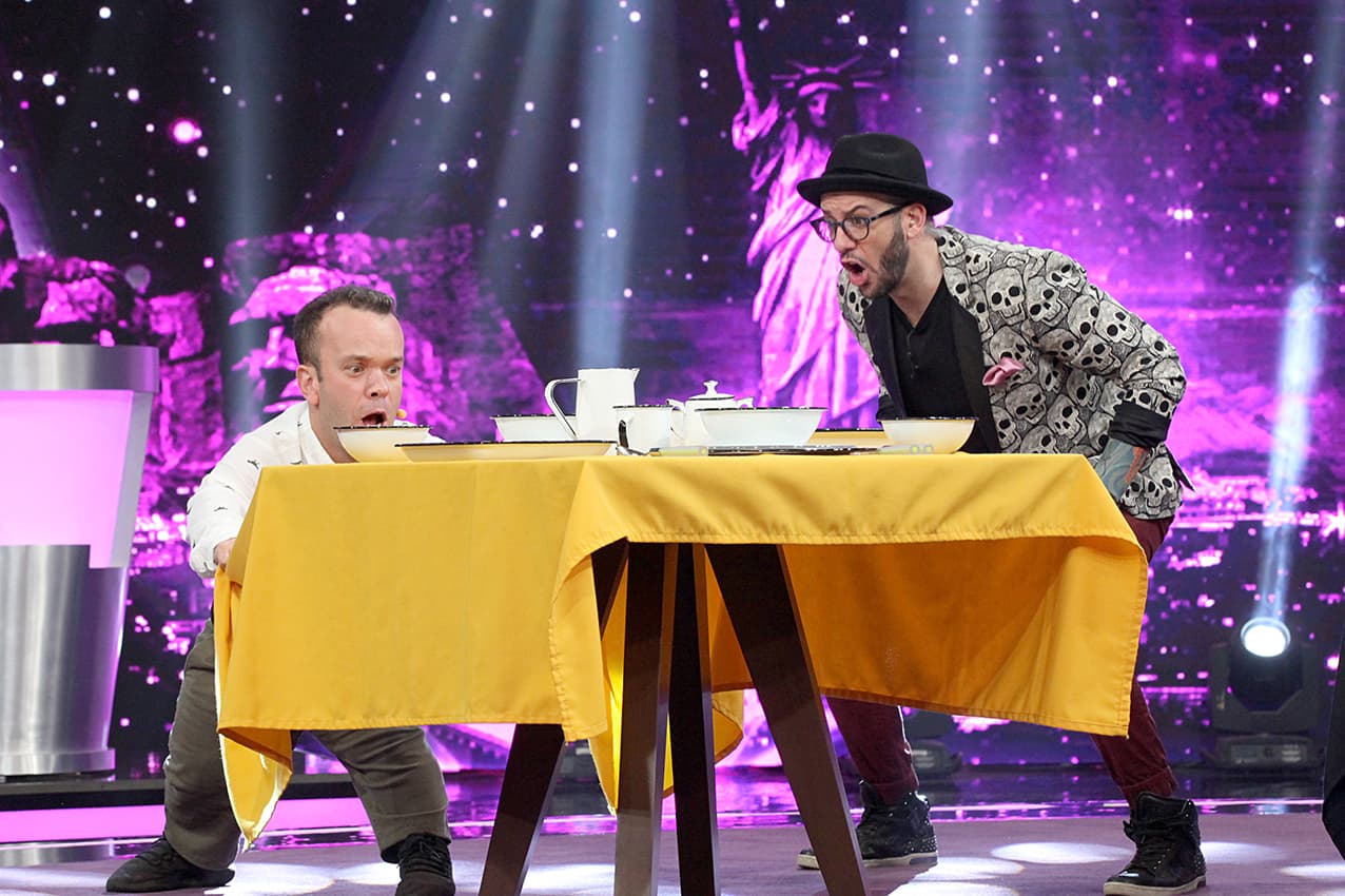 A pesar de la concentración, Carlitos quedó en tercer lugar. Tan sólo dejó sobre la mesa 11 utensilios de la vajilla.