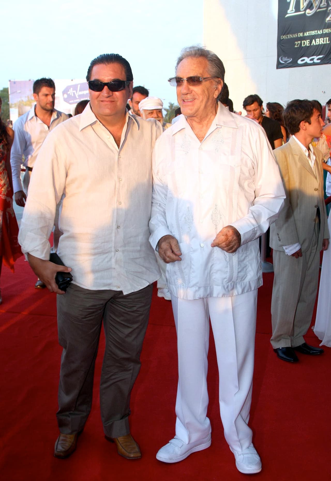 Ese mismo año Joaquín Cordero recibió un reconocimiento especial por su trayectoria artística. Aquí posa junto al productor Salvador Mejía, con quien trabajó en 'Fuego en la sangre', su última telenovela.