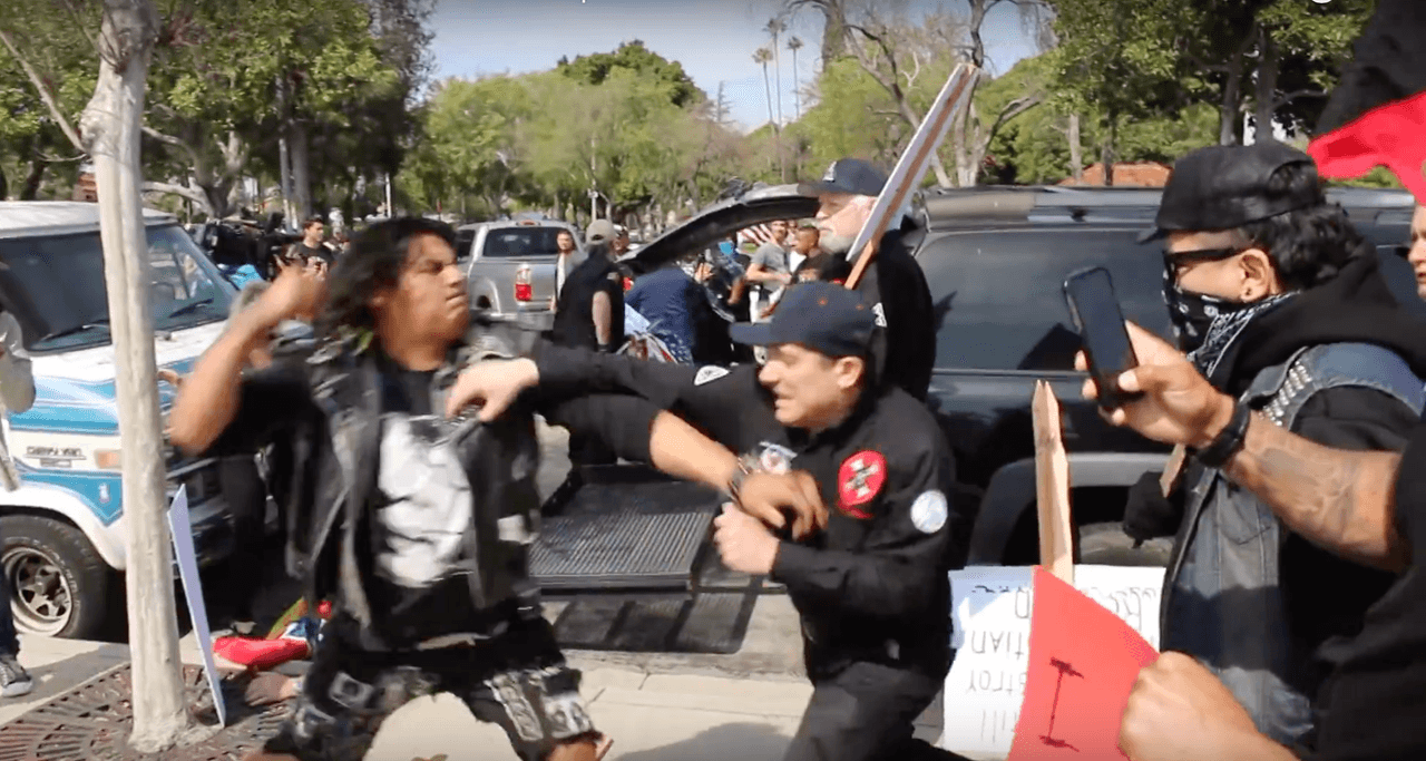 Las autoridades presentan cargos contra siete personas por atacar a miembros del KKK