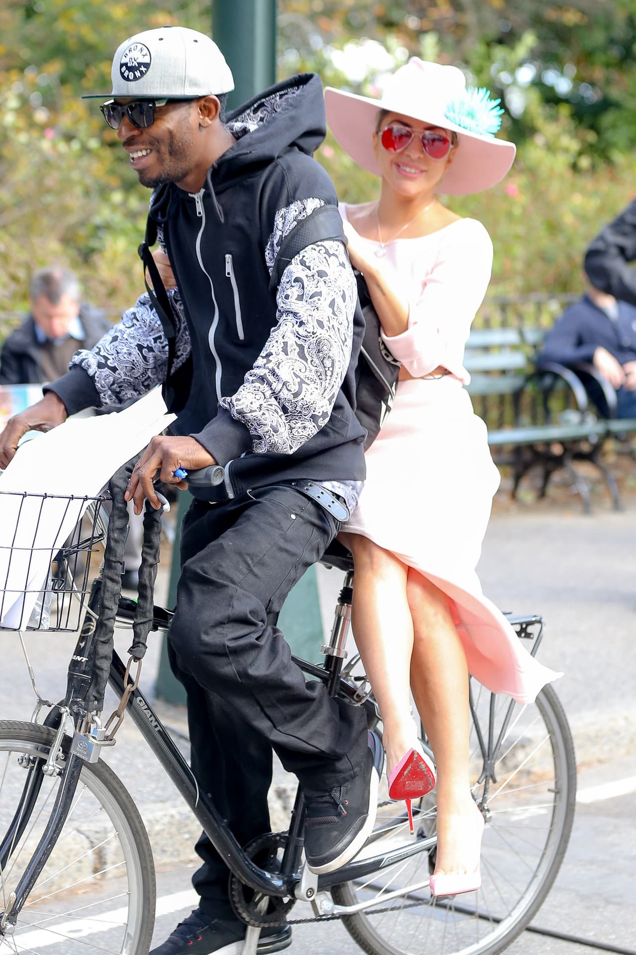 Después se le ocurrió pedirle 'ride' a un fan en su bicicleta.