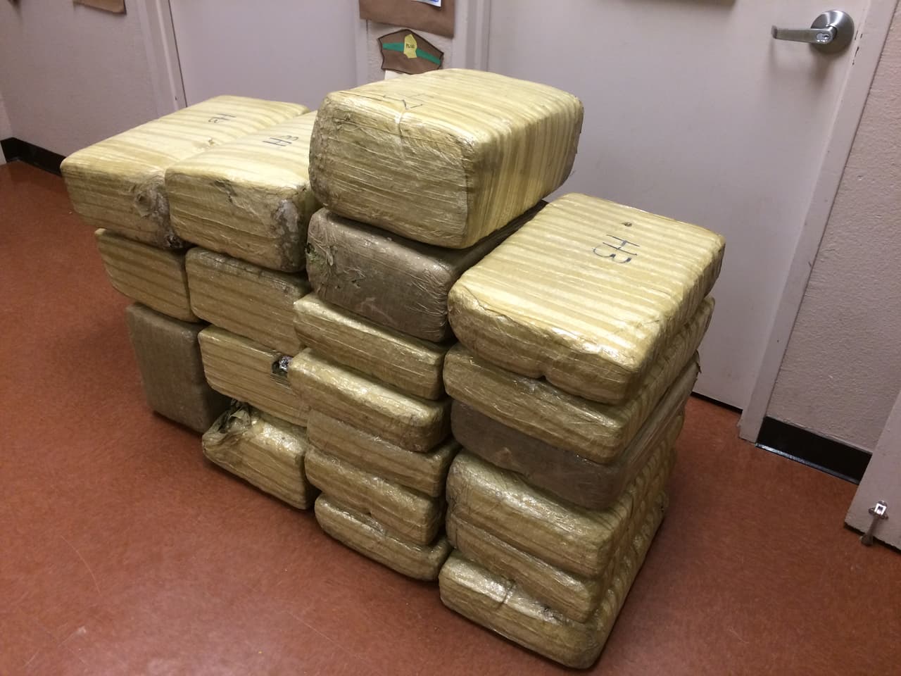 Persecución y choque lleva a arresto de contrabandista