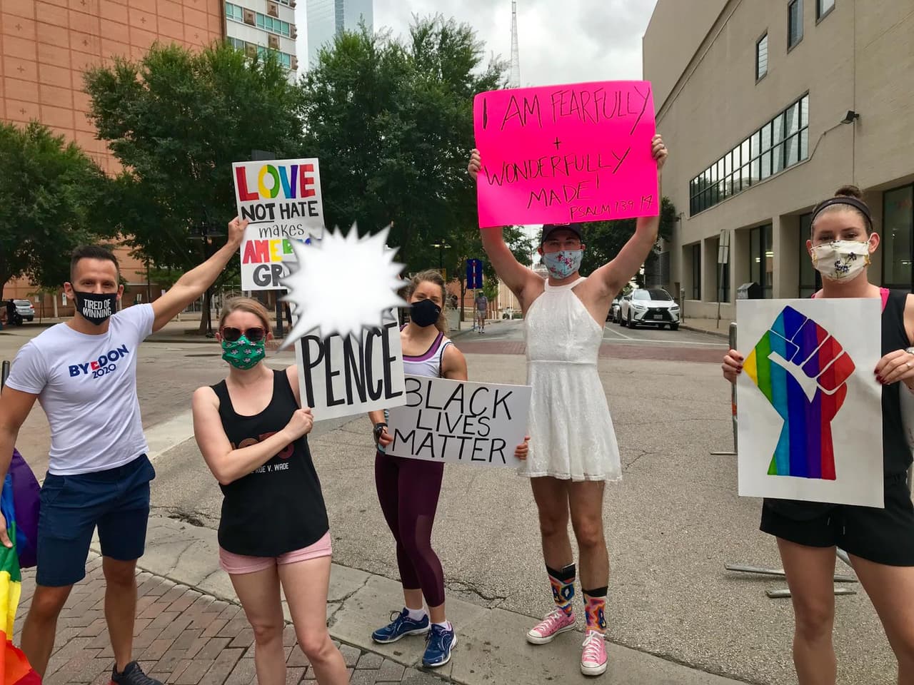 Grupos de personas formaron largas filas al frente de la iglesia exigiendo justicia por la brutalidad policíal y por la tolerancia hacia la comunidad gay. 
<br>