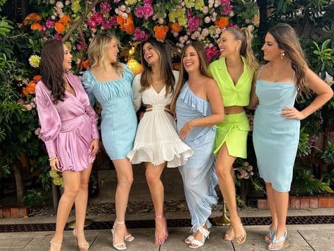 En la publicación, la feliz novia indicó que faltan dos damas y la dama de honor principal, aunque ya pronto estarán todas juntas.