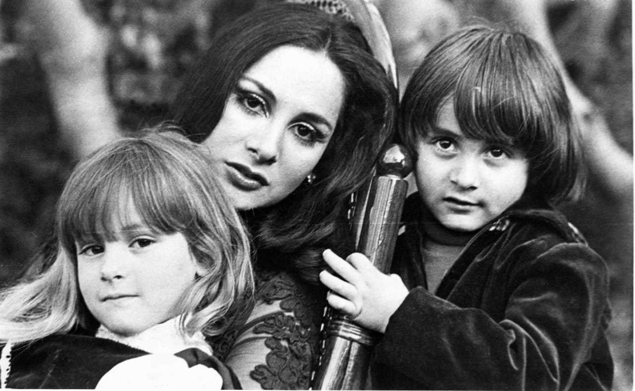 Paulina Rubio con 6 años de edad, al lado de su mamá Susana Dosamantes y su hermano Enrique Rubio en 1977.