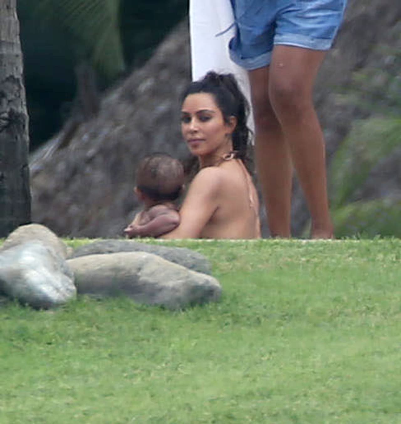 Kim notando que estaba siendo retratada.