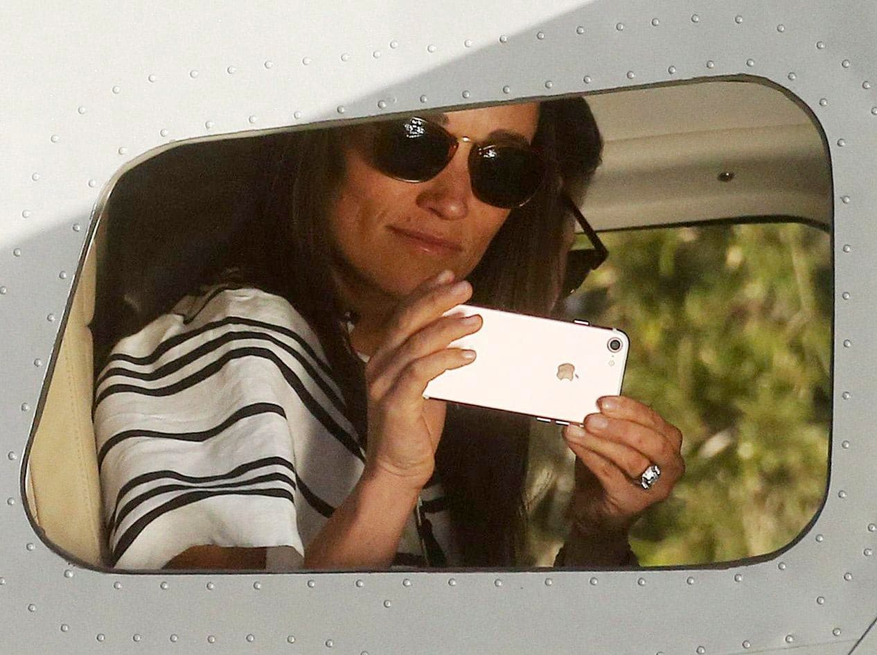 Pippa estuvo atenta al despliegue de los paparazzi que causó su llegada y también les tomó una foto con su celular.