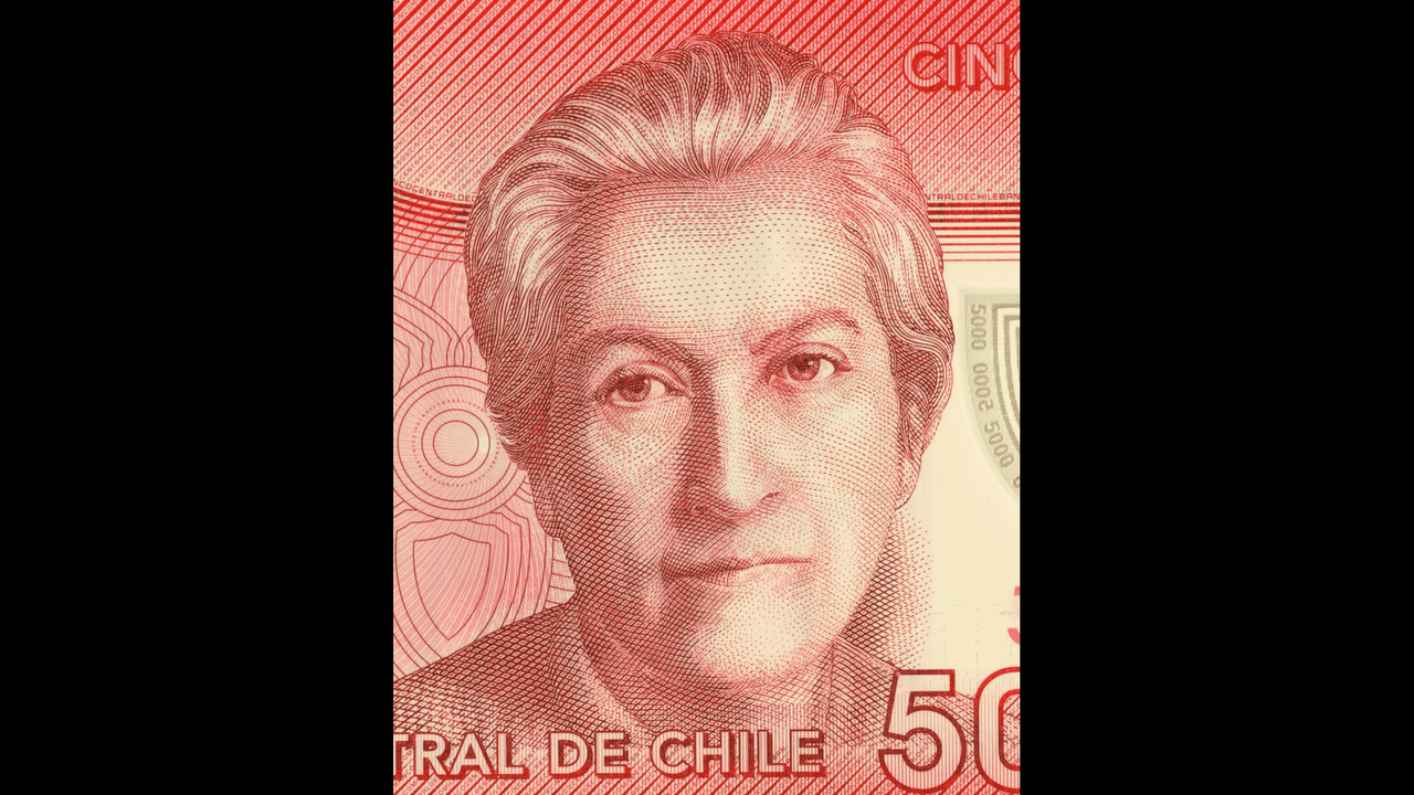 <h3 class="cms-H3-H3">Gabriela Mistral (1889 - 1957) </h3>
<br>
<br>🪙
<b>Conocida como:</b> escritora y ganadora del Premio Nobel.
<br>
<br>🪙
<b>País:</b> Chile
<br>
<br>🪙
<b>Denominación: </b>5,000 pesos chilenos.
<br>