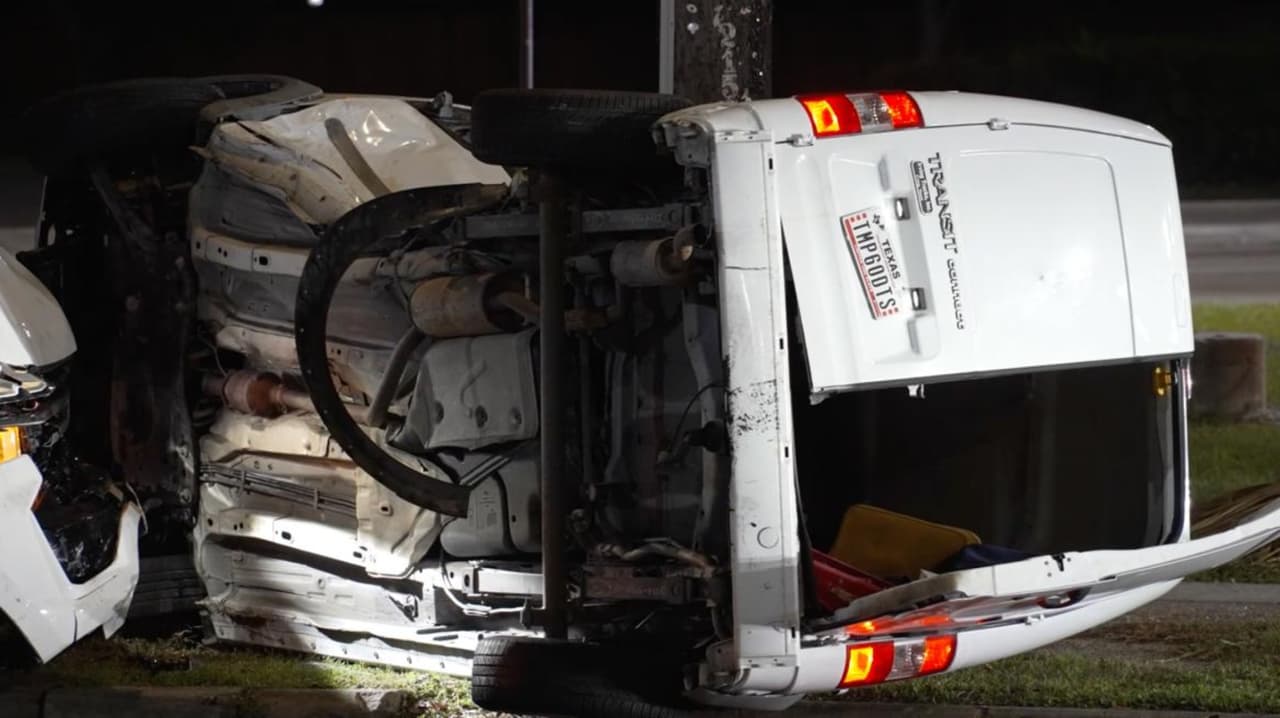 Un agente del Precinto 5 del condado Harris se vio involucrado en un violento choque que dejó tres heridos