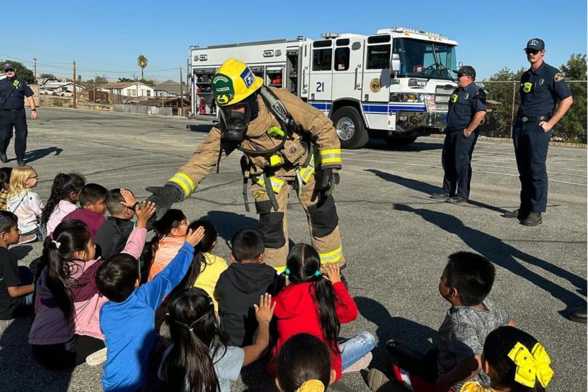 Bomberos de la estación del condado de Kern se presentaron en varias escuelas primarias para dar una plática a los alumnos con relación a los incendios.