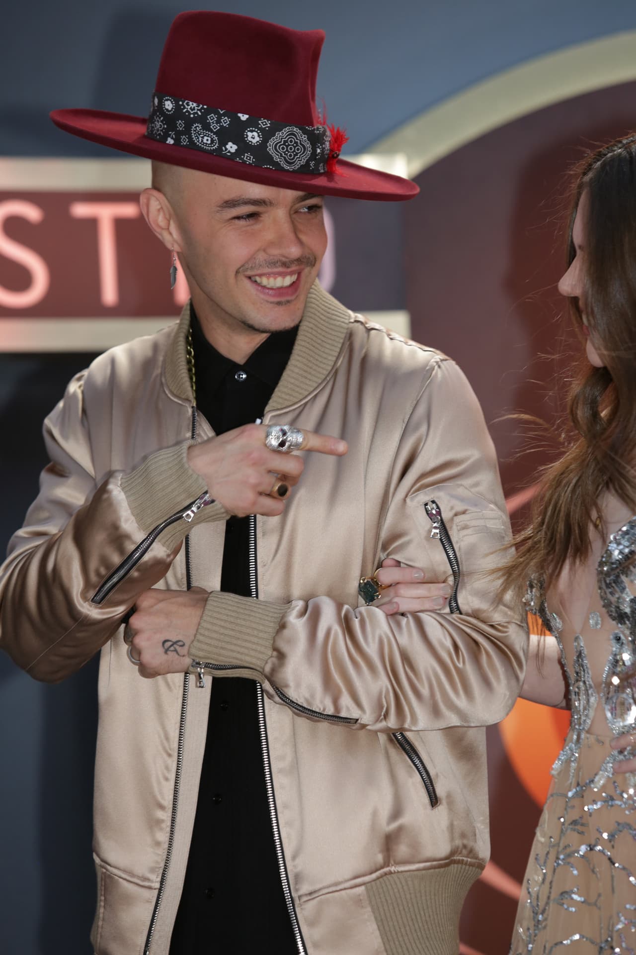 Pero también Jesse agregó a su aoutfit de la noche un vistoso anillo en forma de calavera, además utilizó una pluma como arete.