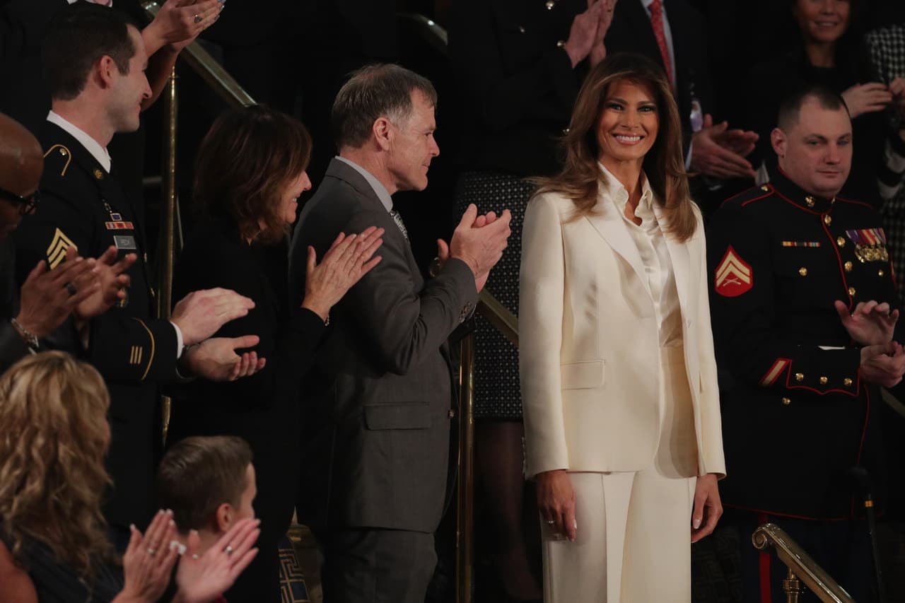 Melania, ¿qué hay detrás de tu traje blanco? ¿Oposición a las demócratas, guiño sufragista, una copia a Hillary?