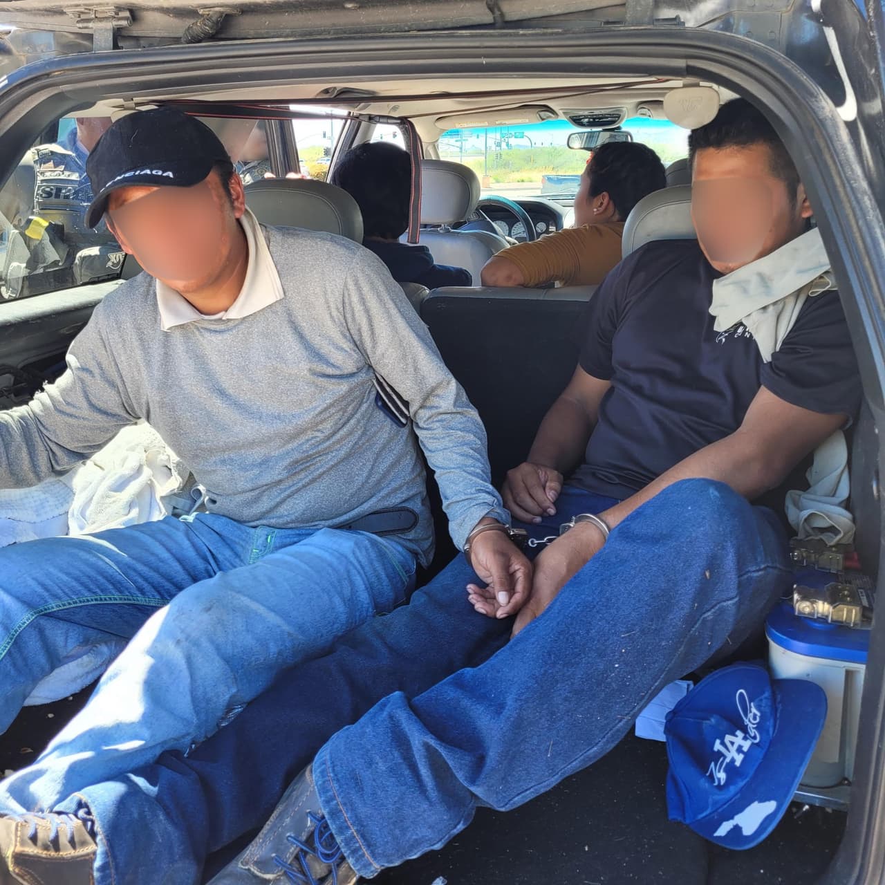 Una ciudadana estadounidense que transportaba a sus dos hijos menores fue arrestada después de que agentes de Nogales determinaran que estaba traficando a cuatro migrantes en su SUV. Los agentes hicieron el descubrimiento el fin de semana mientras ayudaban al sheriff del condado Santa Cruz en Río Rico, Arizona, detuvieron a siete personas.