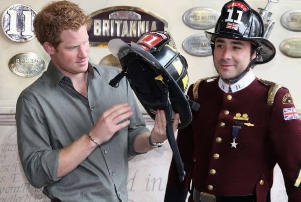 En medio del cálido recibimiento que tuvo, Harry sacó su personalidad juguetona y hasta se puso un casco.