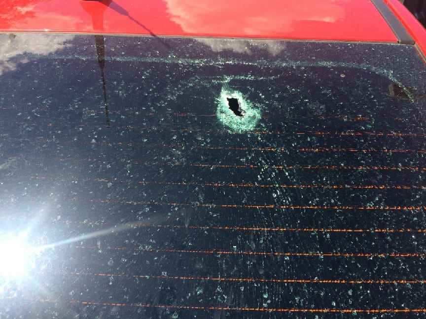 La bala entró por el vidrio de atrás del auto que manejaba Qamoum el lunes 26 de junio. Iba por la autopista y un auto se le había pegado mucho. Ella se cambió de canal pero luego el vehículo regresó, dijo.