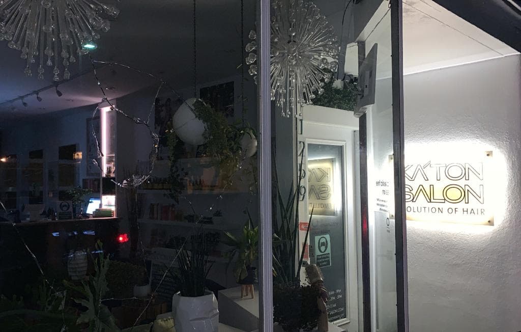 Las puertas de vidrios de los comercios fueron destruidos por los manifestantes.