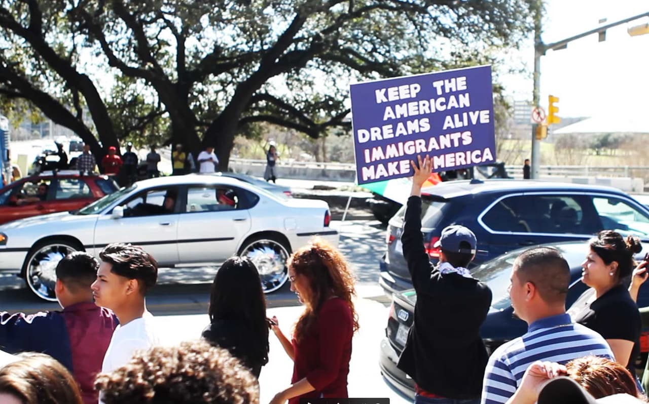 La colorida y concurrida manifestación de respaldo a los inmigrantes en Austin contó con la participación de personas de varias nacionalidades y diversas comunidades.