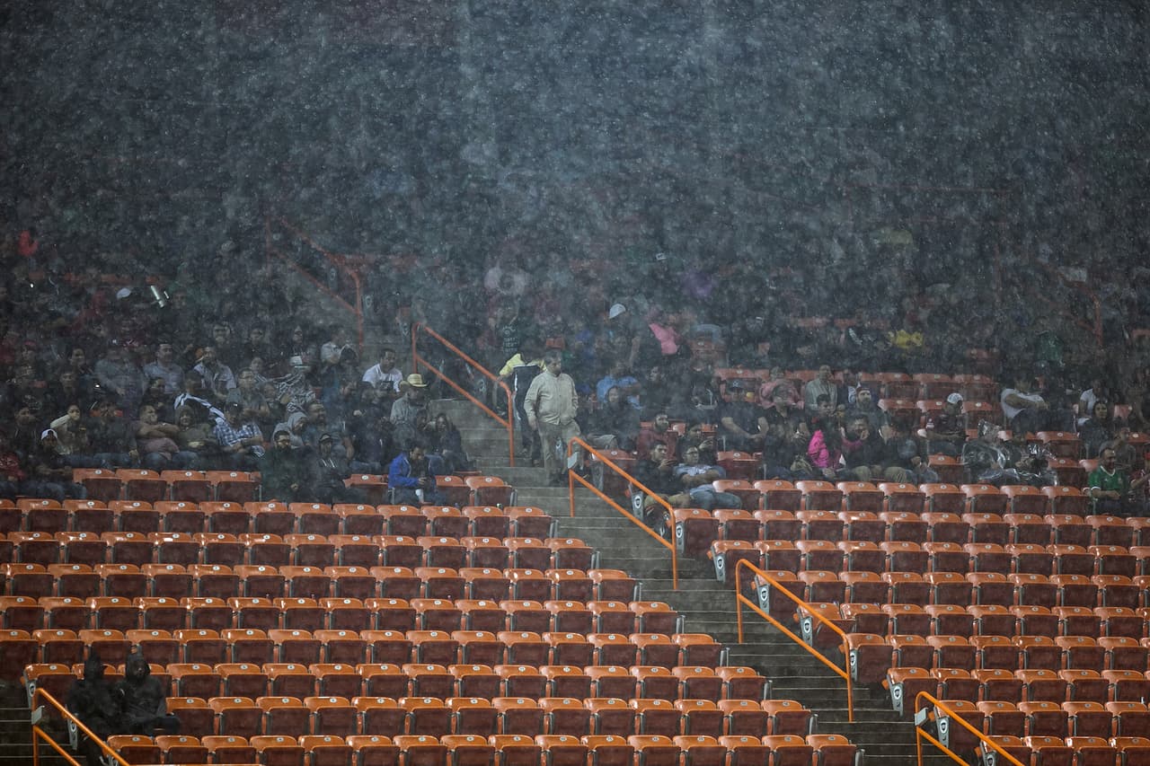 Cuando comenzaba la segunda mitad, el juego tuvo que suspenderse por algunos minutos por una tormenta eléctrica en el campo estadounidense.