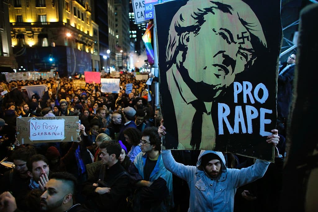 Nueva York fue otra de las ciudades en las que se concentraron los manifestantes con mensajes que recordaron fuertes críticas a Trump por sus comentarios vulgares contra las mujeres.