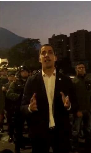 En la madrugada de este martes, frente a un grupo de guardias y con la presencia del líder opositor Leopoldo López, Juan Guaidó lanzó una alocución al pueblo venezolano desde las afueras de la base aérea Generalísimo Francisco de Miranda "La Carlota", en Caracas, Venezuela.
