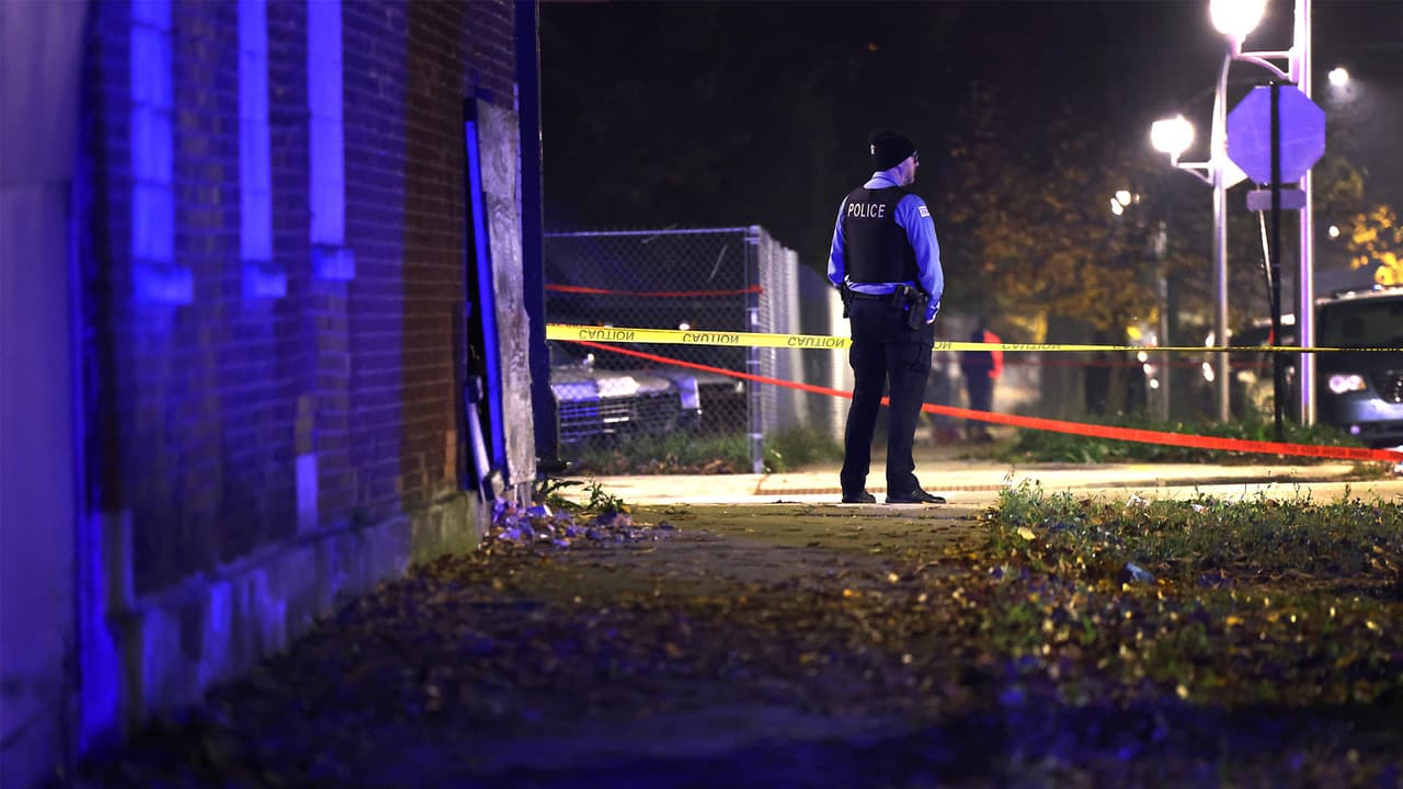 Residentes de Garfield Park realizan vigilia por heridos durante tiroteo la noche de Halloween