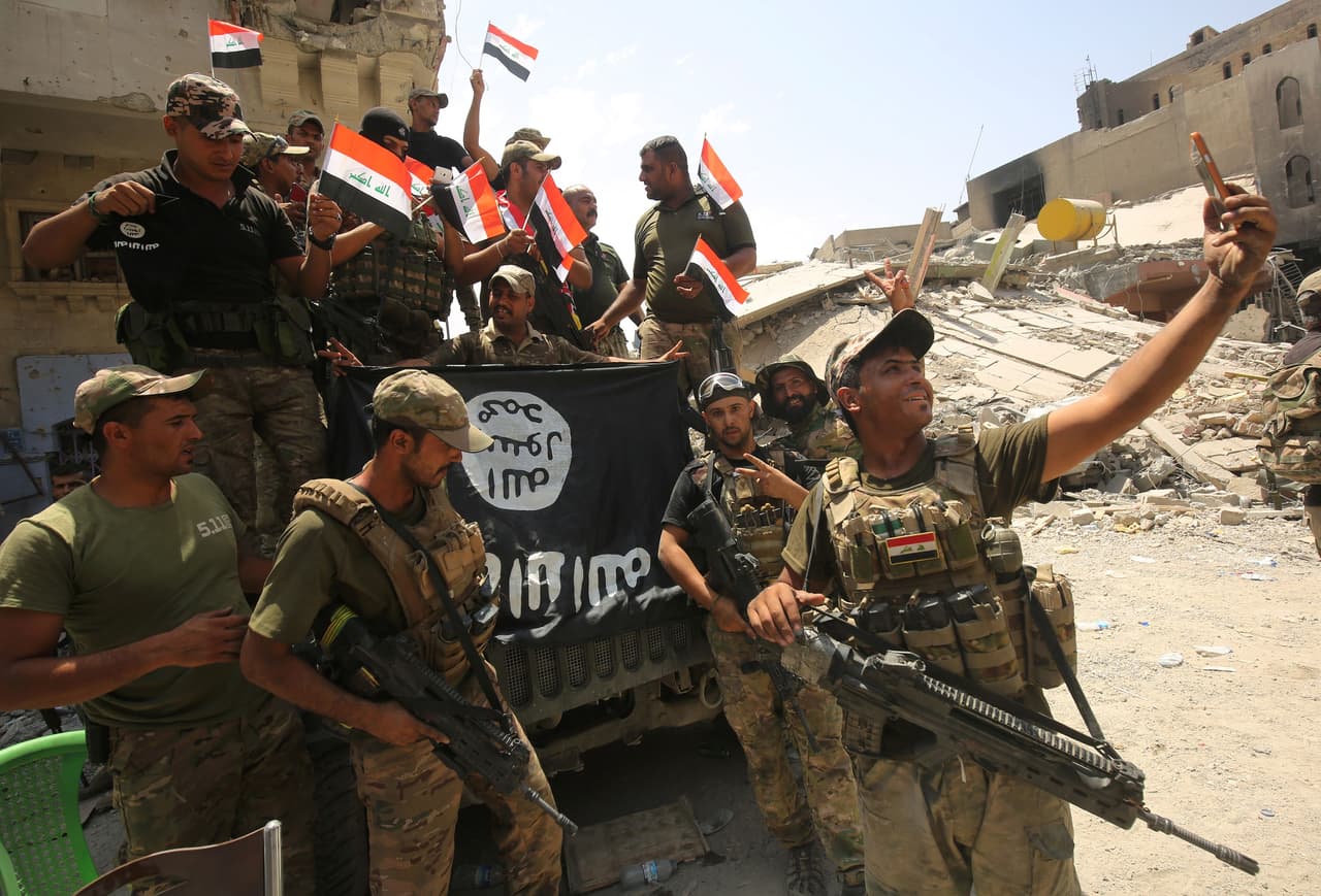 Los miembros de la policía federal iraquí toman un selfie de celebración en la Ciudad Vieja de Mosul el 8 de julio de 2017, cuando su parte de la batalla ha sido declarada cumplida.