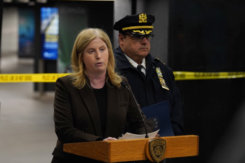 Tish insistió en que sus agentes "
<b>dieron órdenes claras</b>. Intentaron desescalar la situación. Y cuando esa amenaza no se detuvo, tomaron medidas decisivas para detenerla y proteger a los neoyorquinos en uno de los andenes de tren más concurridos de la ciudad”.