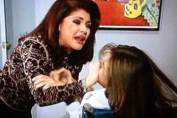 Entre gritos y jaloneos, Soraya defendió "lo suyo" sin que Alicia pudiera hacer mucho.