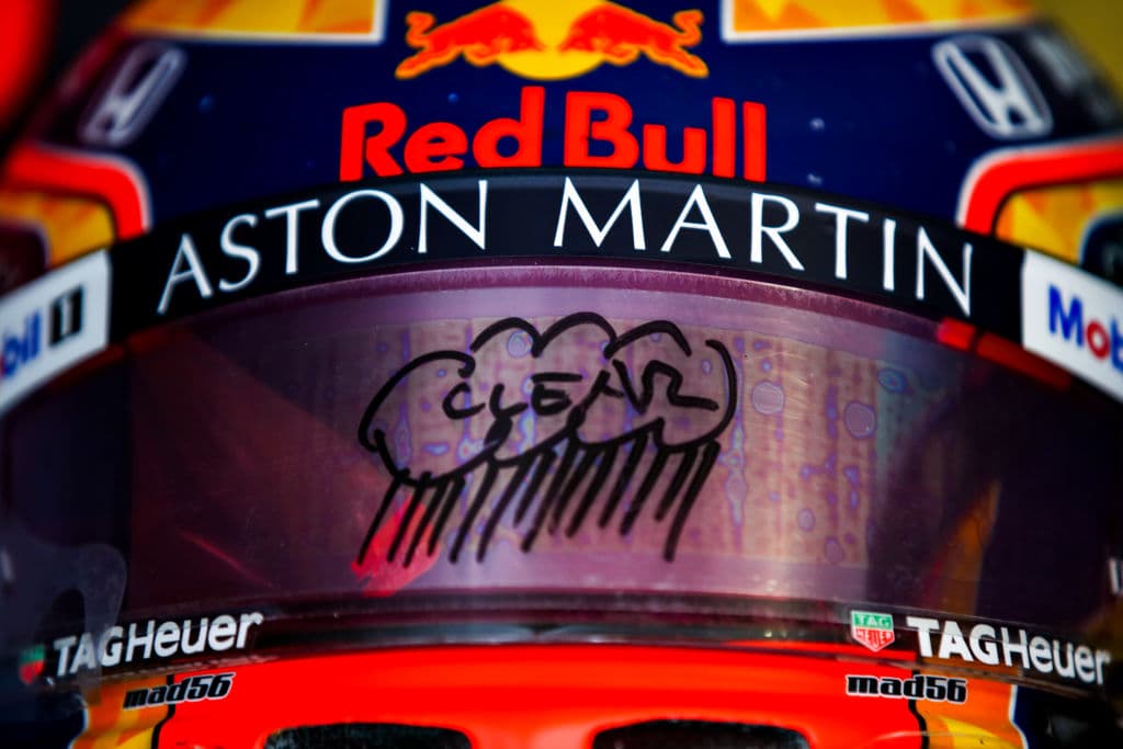 Lewis Hamilton lo hace de nuevo y rompe récord mundial con 92 carreras ganadas en la Formula 1. Se le unen al podio Valtieri Bottas y Max Verstappen. Muy buenas carreras de Charles Leclerc y del mexicano Sergio Pérez, pero la lluvia fue factor importante en este Gran Premio de Portugal.