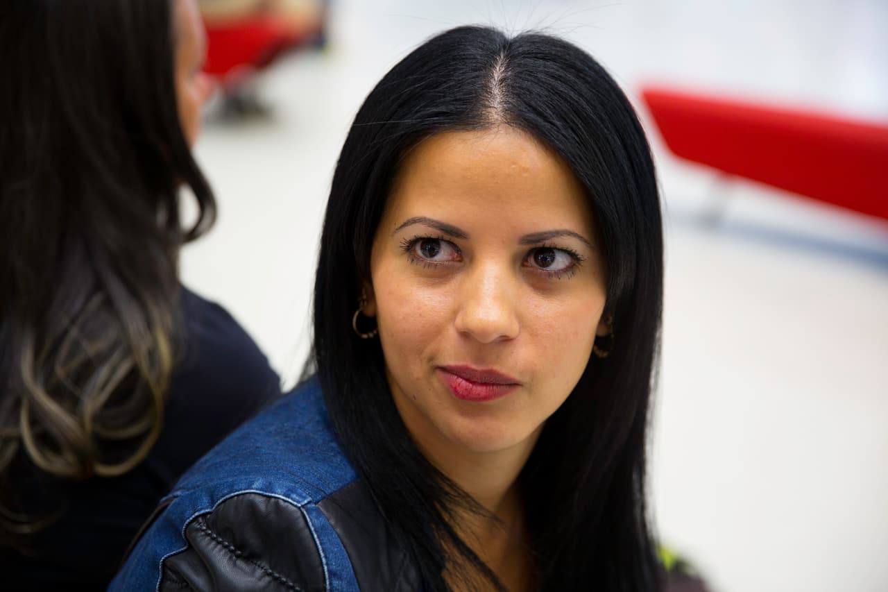 "Muchos compañeros míos fueron atracados con una pistola. Son cosas que nosotros habíamos visto una pistola, un arma, en la vida", afirma Cerdeño. La mujer es médico general y ganaba el equivalente a 7 dólares al mes por su trabajo, algo que, asegura, no daba ni para la alimentación en un país con una gran inflación como Venezuela. Tras desertar de la misión, viajó a Colombia donde esperó 6 meses hasta poder llegar a EEUU. Ahora sueña con poder convalidar su título y traer a su hija de 3 años que vive en Cuba.