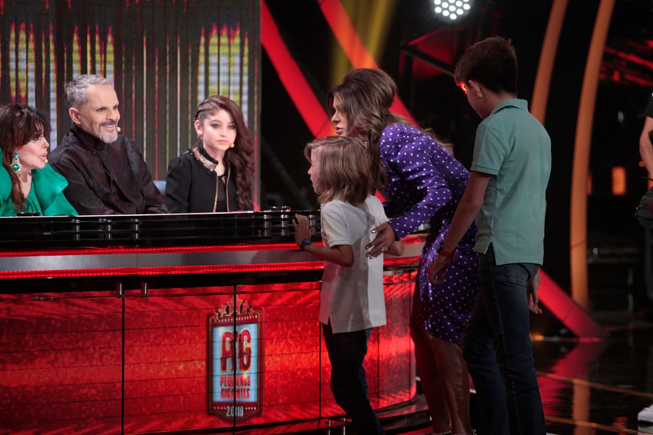 Claudio estaba muy contento con la primera foto pero había otra petición especial. Galilea Montijo lo alentó para que, sin vergüenza, le pidiera a su "novia" posar en una selfie junto a él.