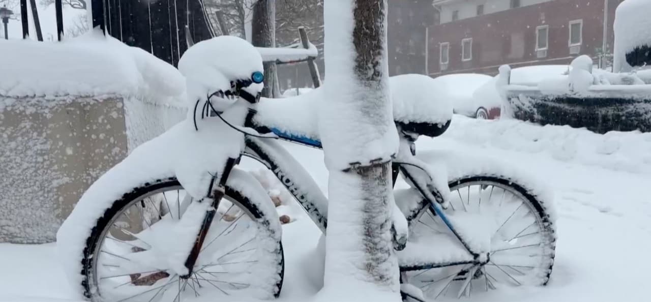 Así se vive el "Bomb Cyclone" que paraliza el noreste de EEUU: Nieve récord y caos eléctrico