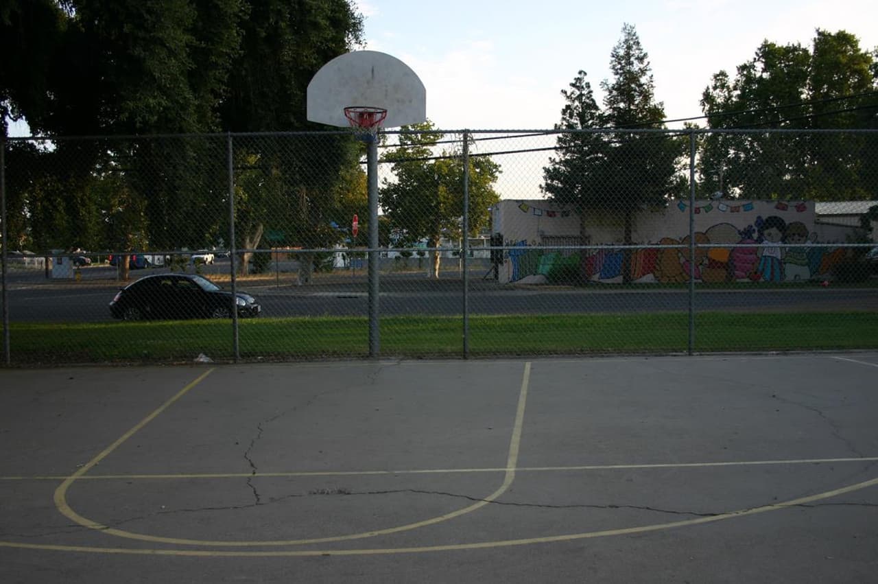 <b>El condado de Merced se adjudicó $2,451,250 para mejorar el parque Houlihan en la localidad de Planada. </b>Se levantará una nueva plataforma de bienvenida, cinco áreas de picnic, un circuito para caminar, diez estaciones de ejercicio al aire libre, un escenario de artes escénicas al aire libre con iluminación. Además, el proyecto de renovación incluye un nuevo sistema de riego eficiente para el parque.