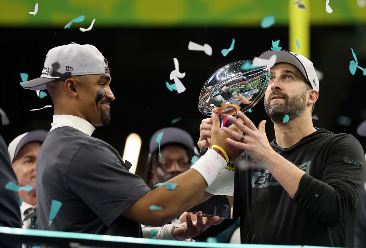 Nick Sirianni recibió un golpe con el Gatorade cuando quedaban 2:52 minutos, lo que podría ser el baño de victoria más temprano para un entrenador en mucho tiempo. Siriani junto a Hurts celebran con el trofeo Lombardi en mano.