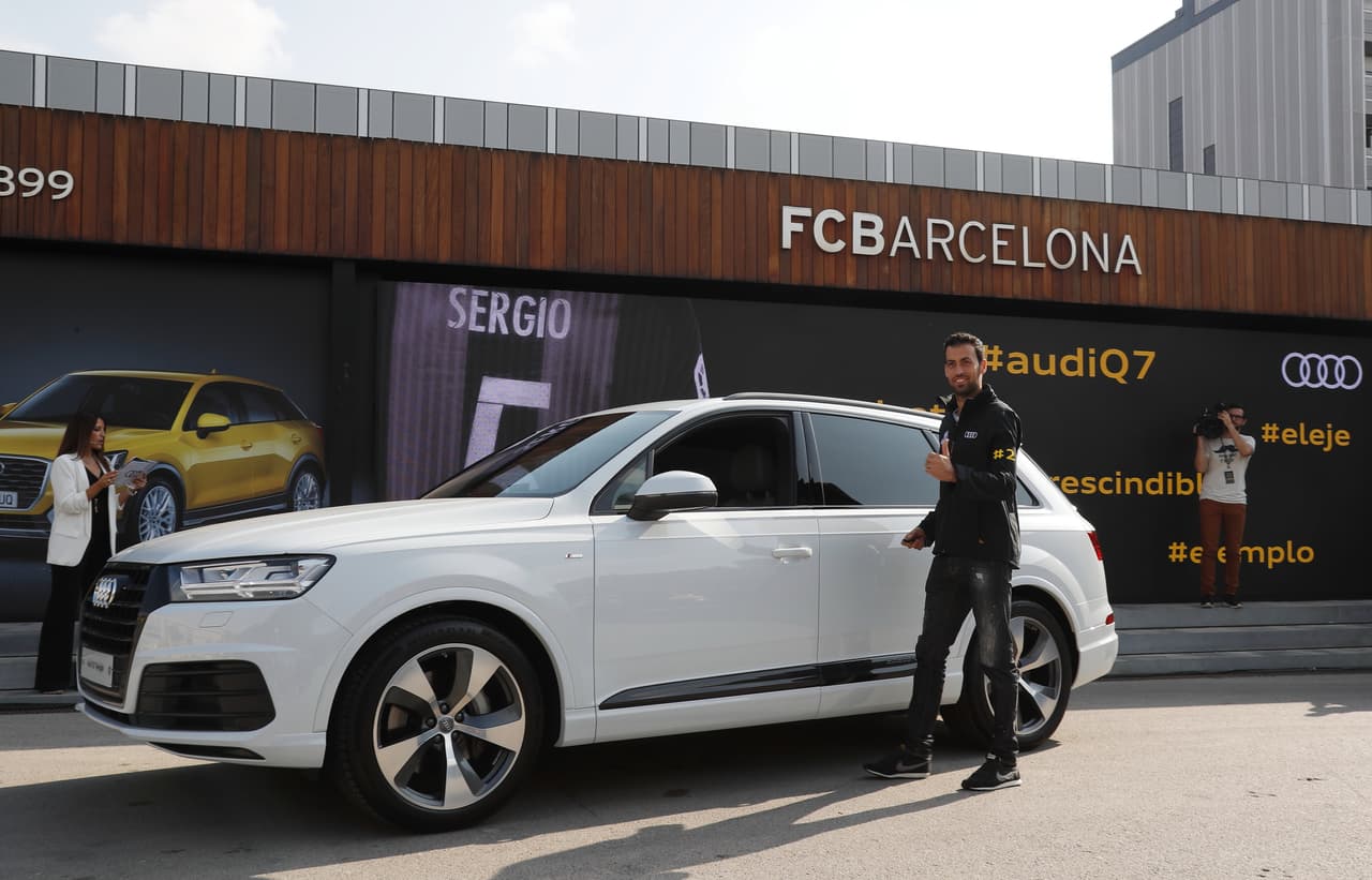 <b>Sergio Busquets</b>, uno de los ejes del mediocampo del Barcelona, también eligió su 
<b>Q7</b>. El gran valor del futuro del fútbol español se inclinó por el blanco a la hora de escoger un color para su nueva camioneta.