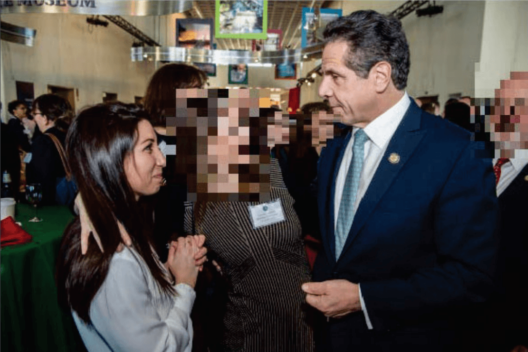 Una mujer, nombrada únicamente como Asistente Ejecutiva nº 1, declaró que el Gobernador la tocó en varias ocasiones.