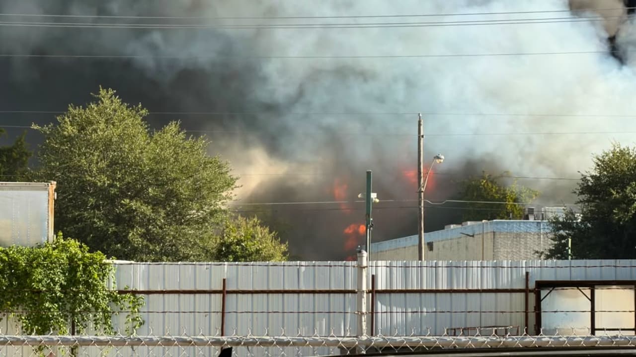 <h3 class="cms-H3-H3">Una amplia respuesta de bomberos</h3> La emergencia movilizó 
<b>siete unidades de extinción, tres camiones, un vehículo especializado para incendios de vegetación, tres unidades de rescate y personal adicional.</b> 
<br>Los equipos permanecían trabajando en el área 
<b>para frenar el avance de las llamas y proteger las zonas cercanas. </b>
<br>Hasta la última actualización a las 7 de la noche,
<b> no se habían reportado personas heridas. </b>
<br>El incendio 
<b>continuaba activo. </b>
<br>Las autoridades tampoco habían anunciado evacuaciones ni confirmado 
<b>cuándo podría quedar completamente controlado.</b>