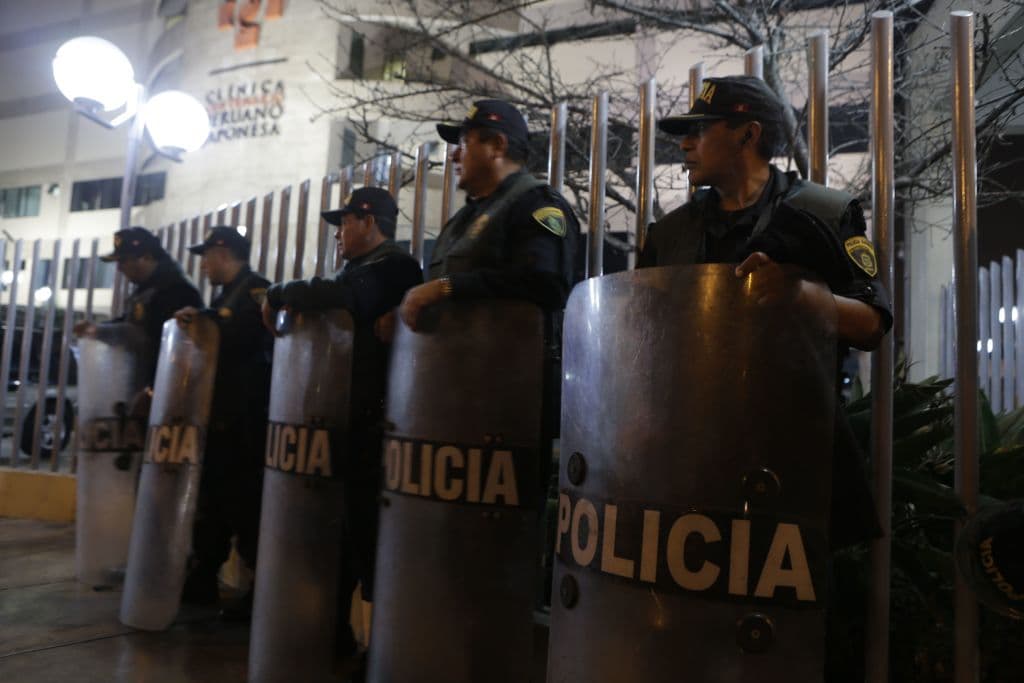 La policía protege los alrededores del hospital donde se encuentra el expresidente Fujimori.