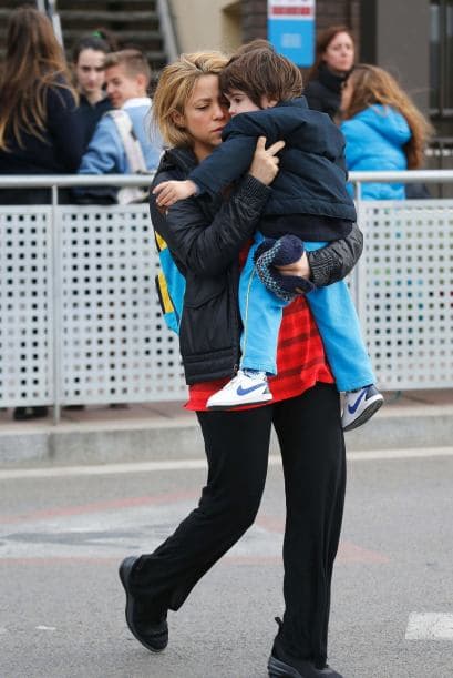 Intentó esconder su barriguita con Milan.