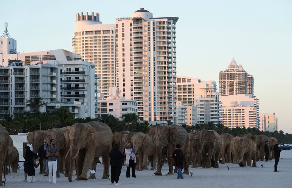 La instalación de arte La Gran Migración de Elefantes, que viaja por Estados Unidos promoviendo la coexistencia entre humanos y vida silvestre, se exhibe durante la Semana del Arte de Miami.